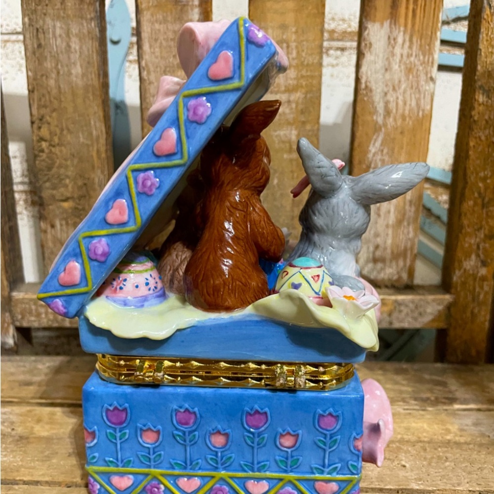 CWC PORCELAIN DECORATIVE EASTER TRINKET BOX NIB! - Picture 3 of 5